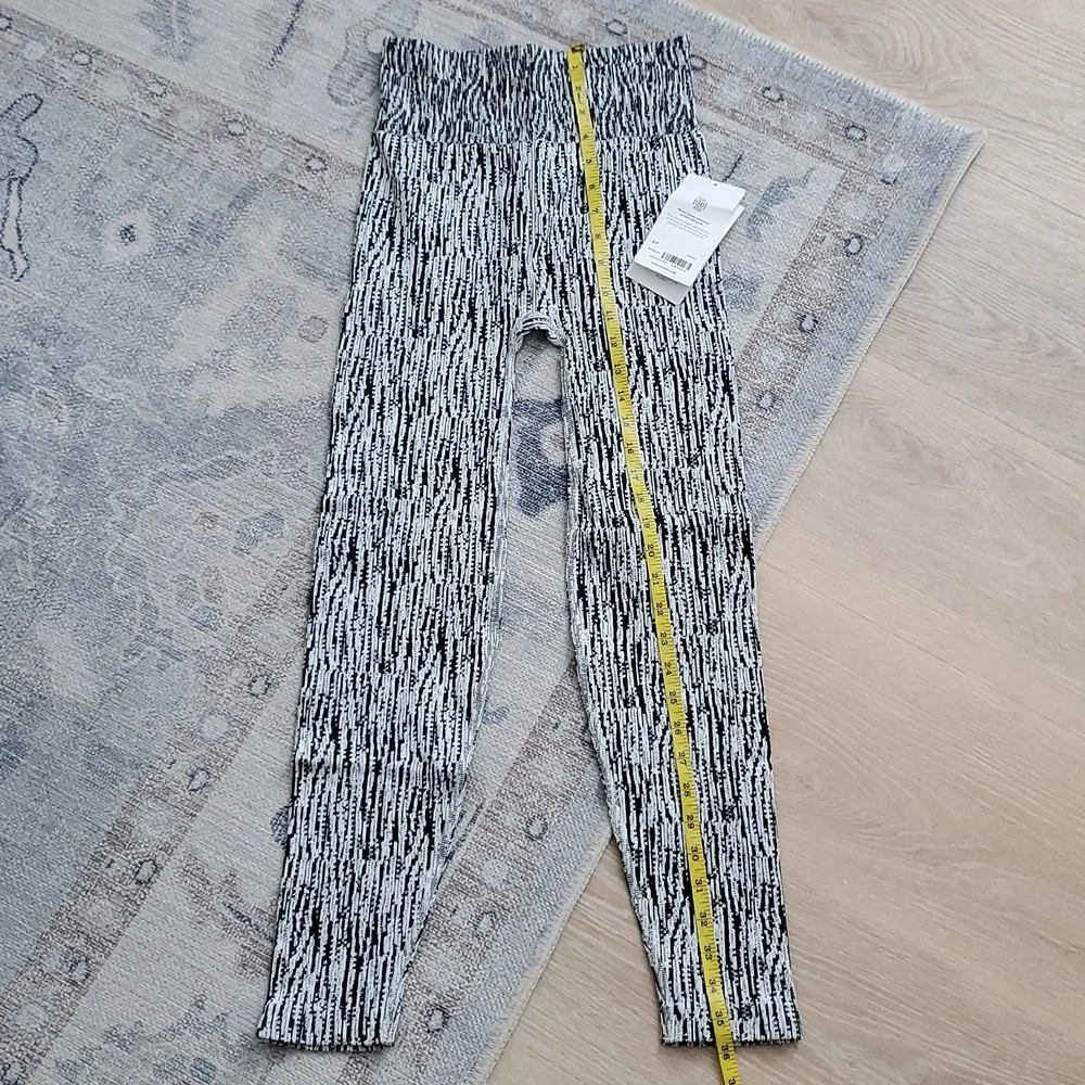 NWT Athleta Flurry Elemental Tight Leggings Black/White SzS